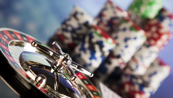 Sic Bo live dealer with three dice showing on idrok gaming table